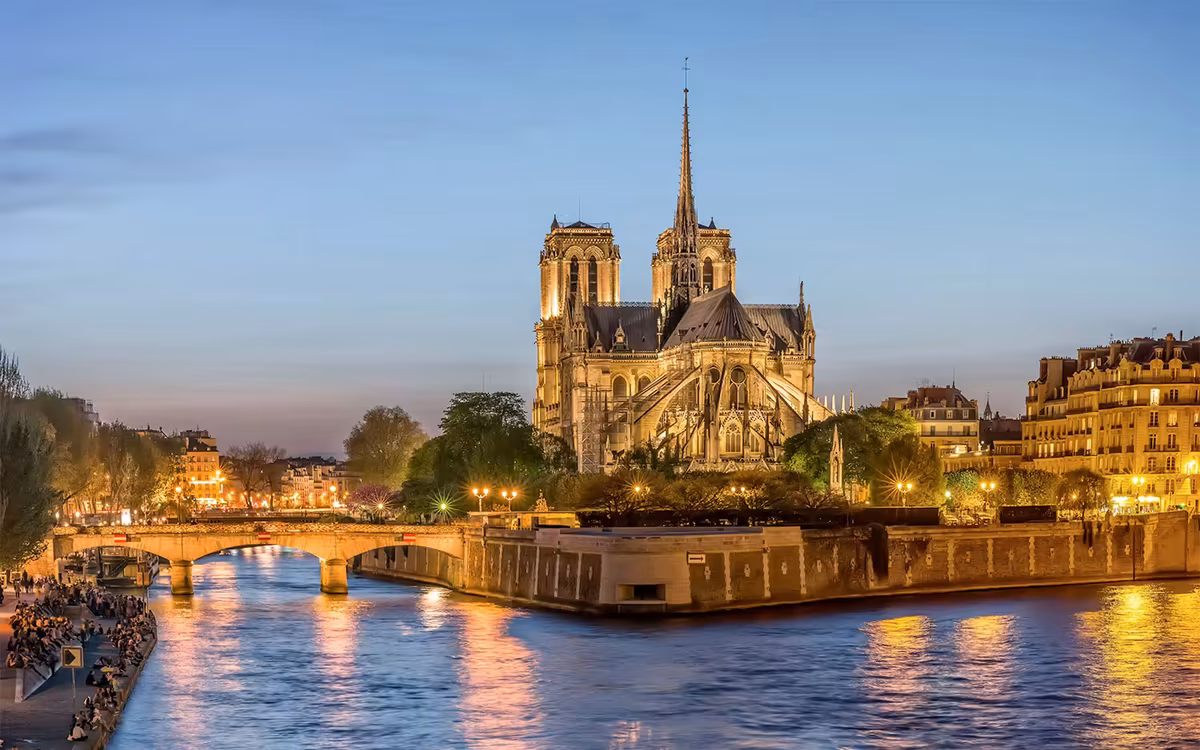 1-Hour Paris Illuminated Evening Sightseeing Cruise Tickets image 2
