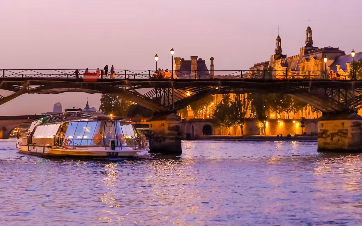 1-Hour Paris Illuminated Evening Sightseeing Cruise Tickets image 3