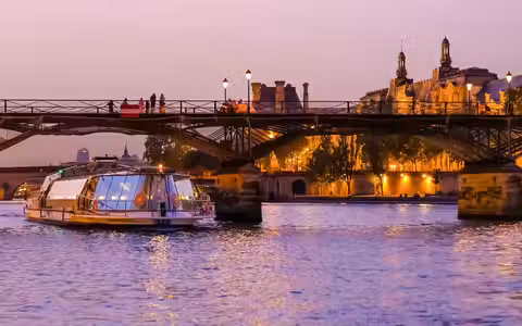 1-Hour Paris Illuminated Evening Sightseeing Cruise Tickets image 1