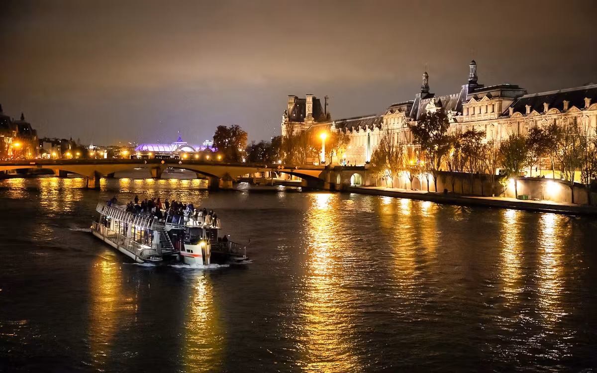 1-Hour Paris Illuminated Evening Sightseeing Cruise Tickets image 4
