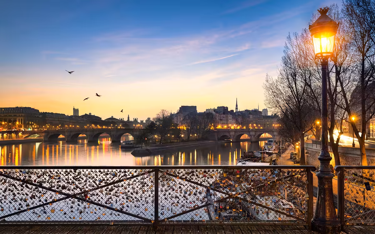 1-Hour Paris Illuminated Evening Sightseeing Cruise Tickets image 5