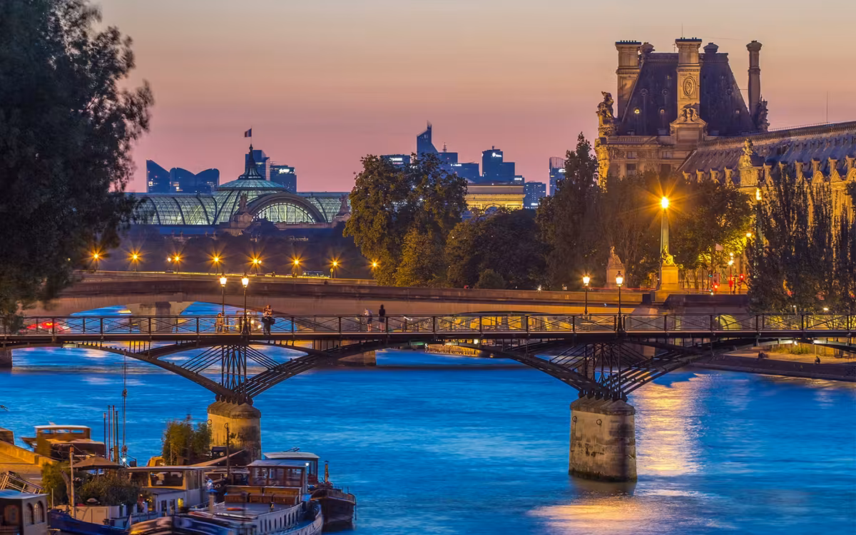 1-Hour Paris Illuminated Evening Sightseeing Cruise Tickets image 6